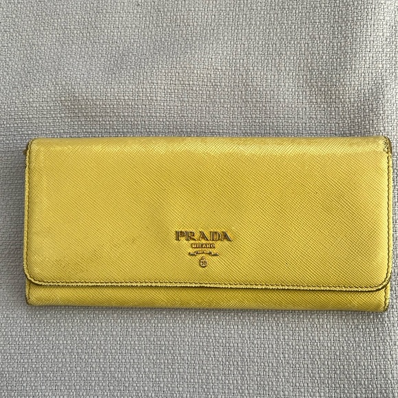💛 PRADA WALLET 💛 - Picture 1 of 7